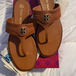 Tory Burch Welt Thong flat sandals in Aged Camello Leather. size 8.5